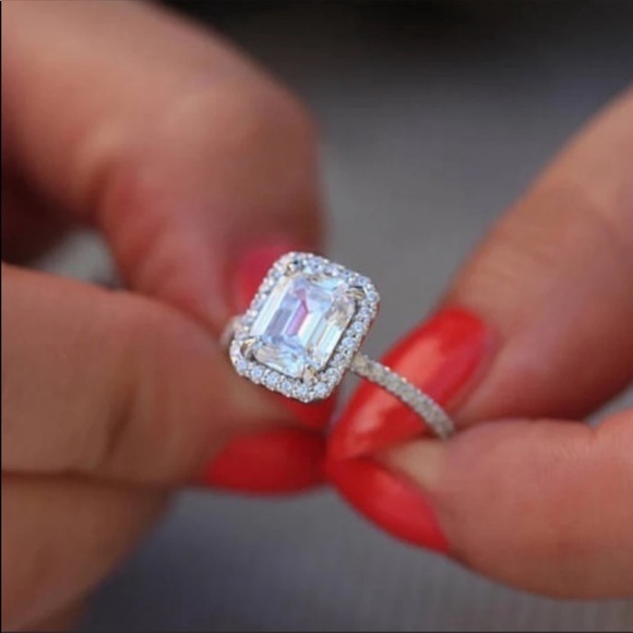 New 18k gold plated white sapphire engagement ring - Picture 3 of 5